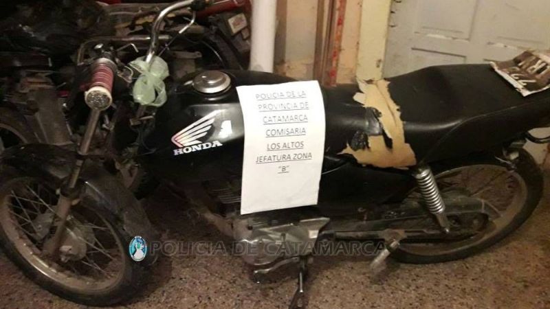 Fue a pagar las cuentas y le robaron la moto