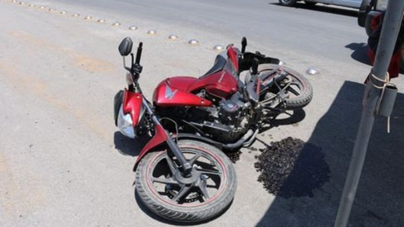 Joven herido tras caer de su moto