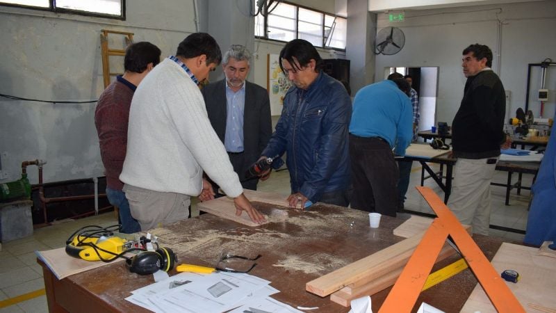 Docentes construyeron sillas posturales pediátricas