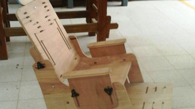 Docentes construyeron sillas posturales pediátricas
