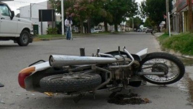 Joven asistida tras chocar con un montículo de tierra