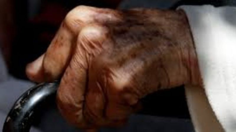 Aprehendido por golpear a una septuagenaria