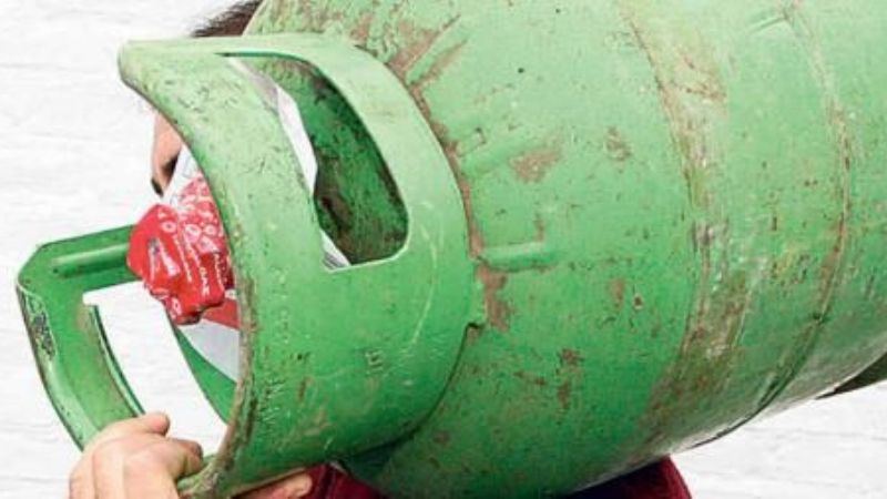 Sorprendieron a un joven y un niño con una garrafa