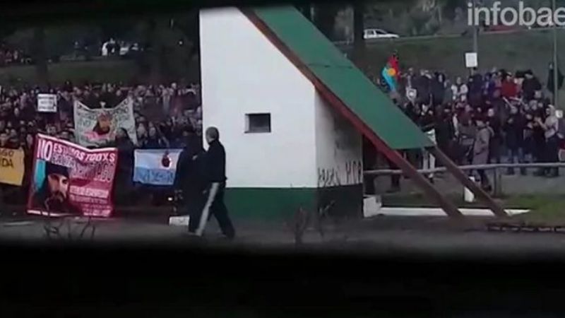 Grupos pro mapuches quemaron una bandera argentina