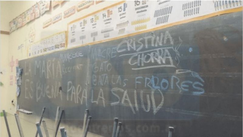 Pintadas contra Macri y Cristina en una escuela de Paraná