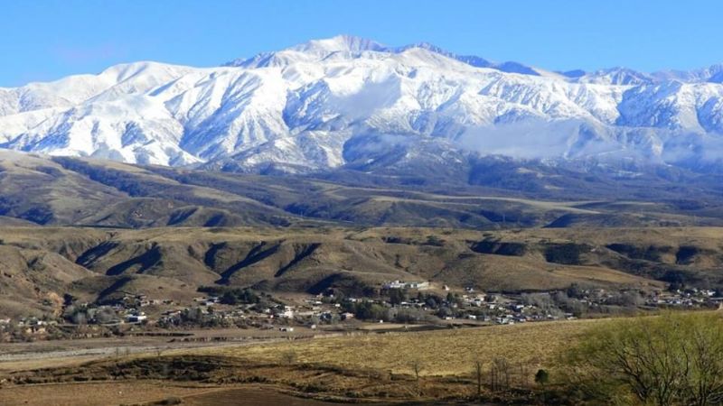 La nieve, presente en las postales de una jornada cívica