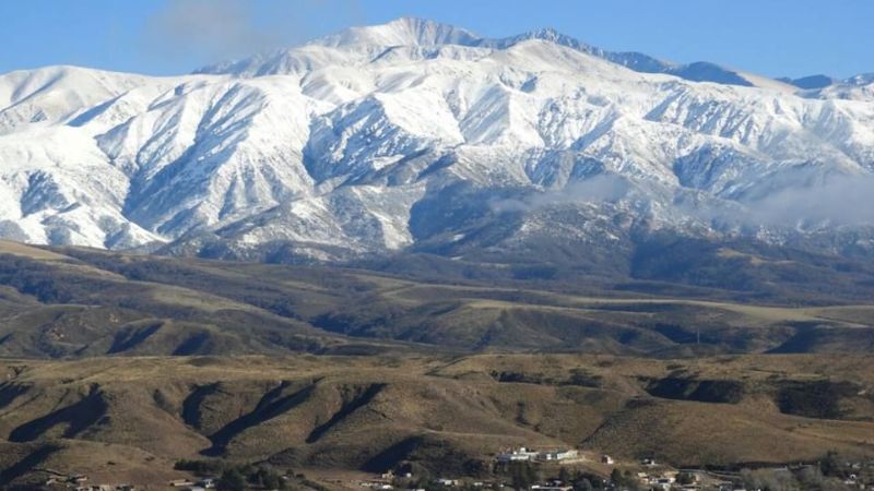 La nieve, presente en las postales de una jornada cívica