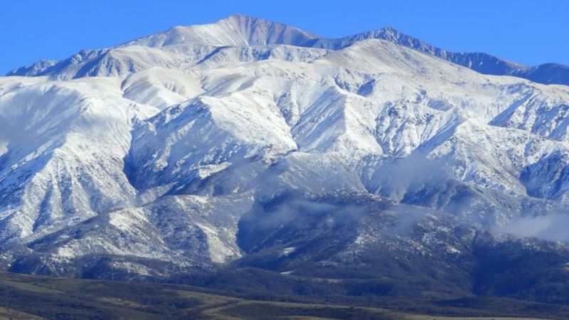 La nieve, presente en las postales de una jornada cívica
