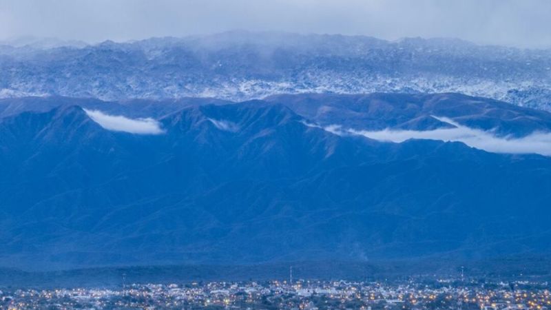 La nieve, presente en las postales de una jornada cívica