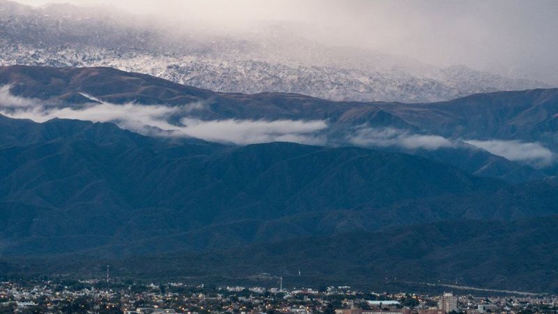 La nieve, presente en las postales de una jornada cívica