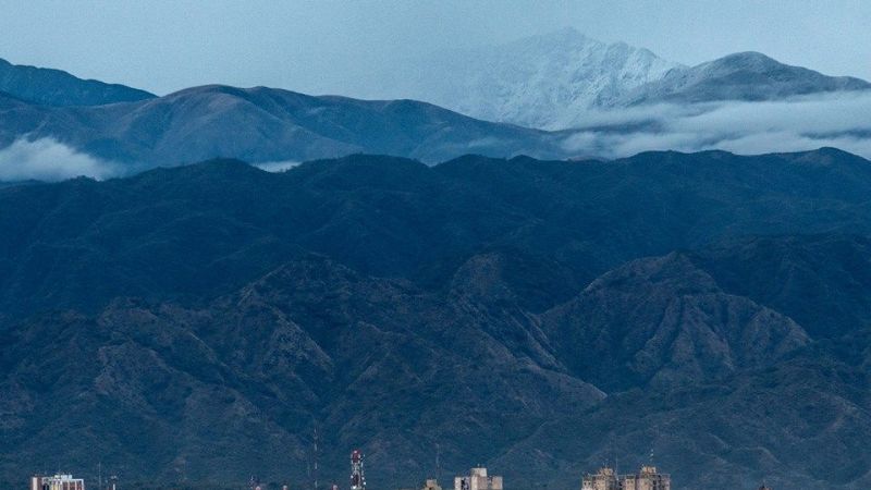 La nieve, presente en las postales de una jornada cívica