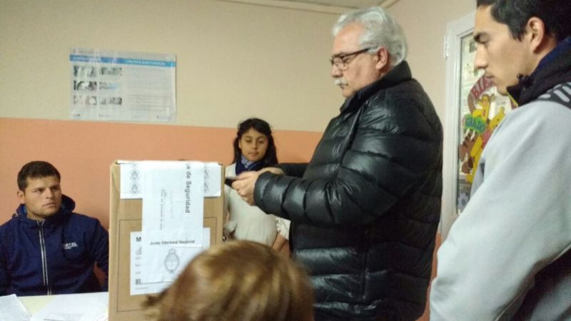 En un difícil momento, Olveira votó en Los Altos