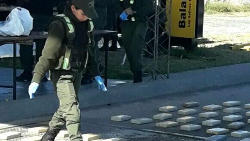 Se busca una camioneta que estaría vinculada al cargamento de cocaína