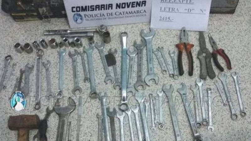 Demoran a un adolescente con cajas de herramientas