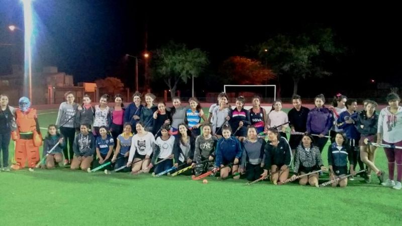 Iniciaron los entrenamientos de hockey en el “Poli Sur”