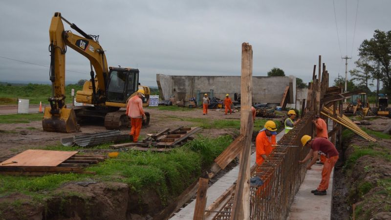 Trabajan en el puente sobre río Bañado de Ovanta