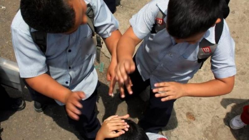 Dos menores golpearon a otro en la escuela y se fugaron