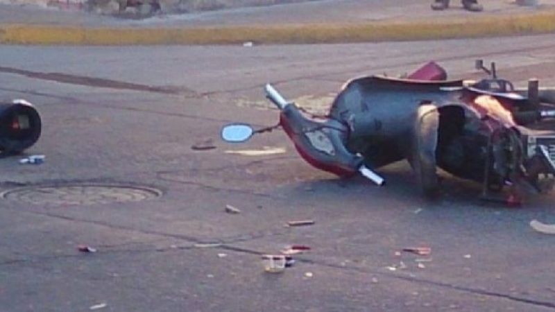 Un hombre se cayó de la moto y terminó herido