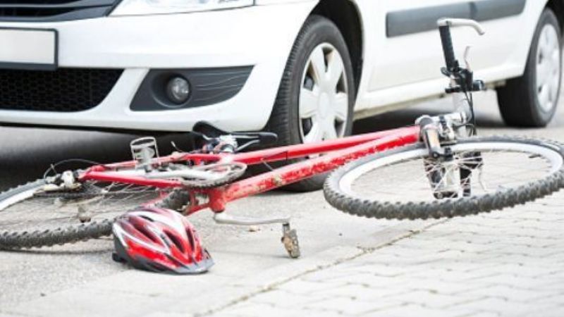 Joven en bicicleta fue embestido por un auto