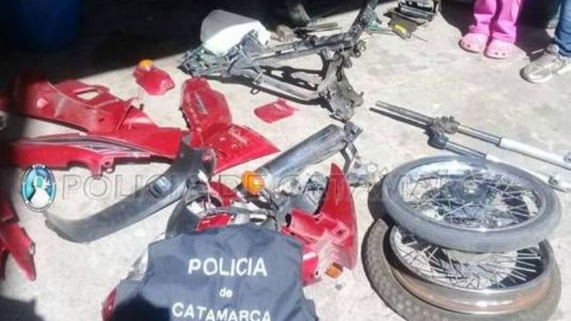En allanamiento, arrestaron a dos jóvenes por el robo de una moto