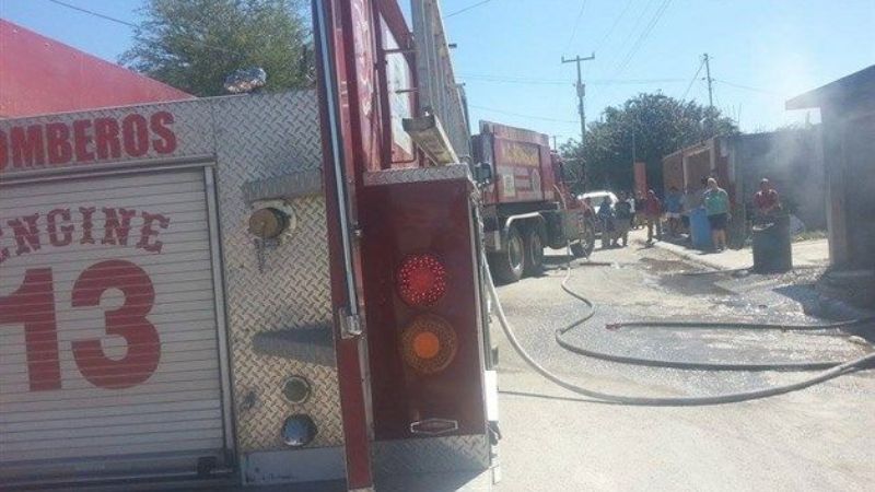 Las llamas consumieron una camioneta