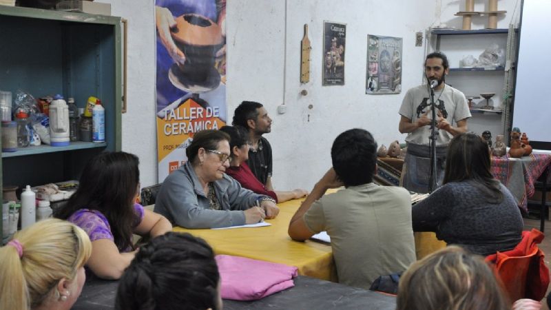 Destacado escultor y ceramista dictó un taller sobre instrumentos aerófonos