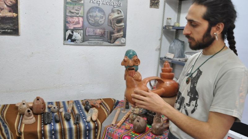 Destacado escultor y ceramista dictó un taller sobre instrumentos aerófonos