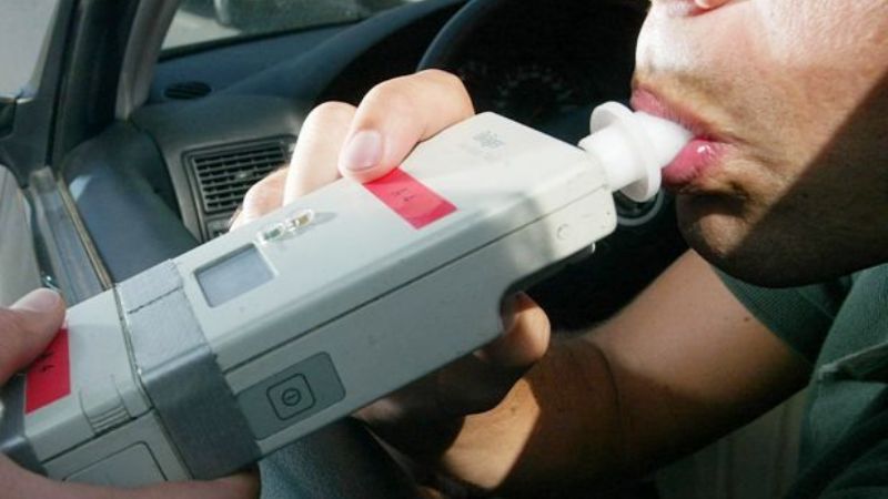 Multaron y le quitaron el auto a un hombre que manejaba borracho