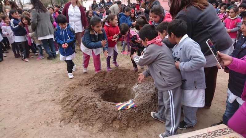 Por primera vez, la Escuela 280 celebró el "Día de la Pachamama"