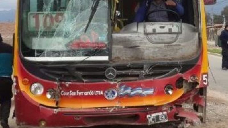 Un auto chocó con un colectivo