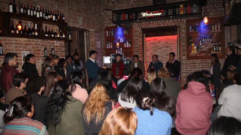 Gustavo Saadi convocó a jóvenes en una charla informal