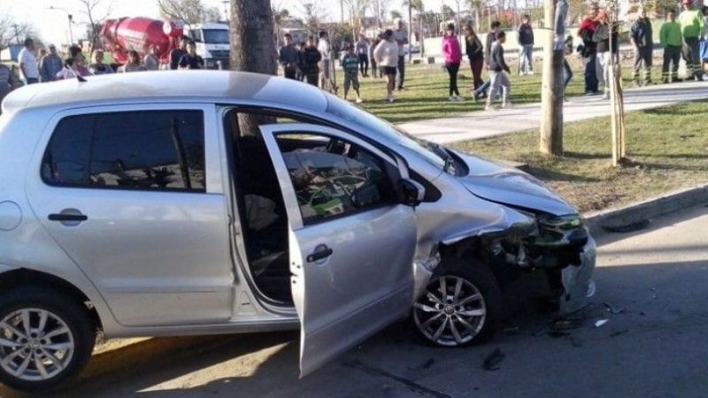 Perdió el control y chocó contra un árbol