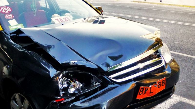 Colisionan una moto y un taxi