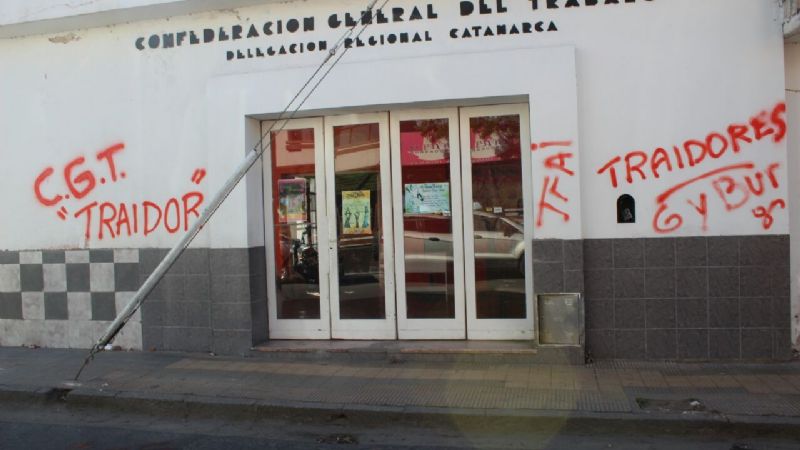 Pintadas en la sede de la CGT