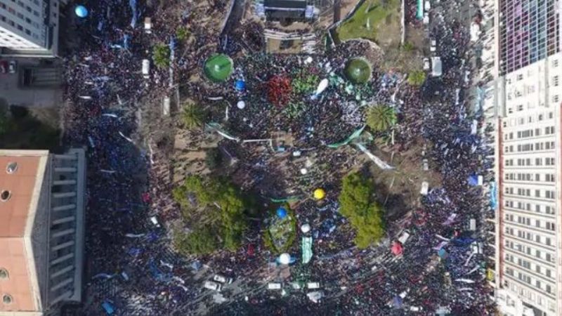 La CGT se movilizó en Buenos Aires y deslizó fecha de paro general