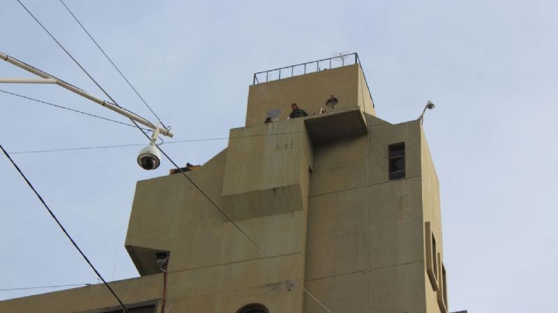 Mujeres reclaman por viviendas trepadas a un edificio