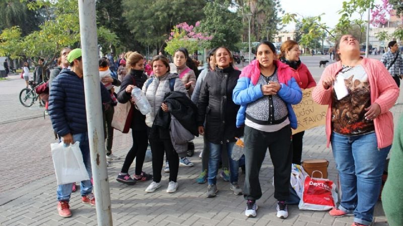 Mujeres reclaman por viviendas trepadas a un edificio