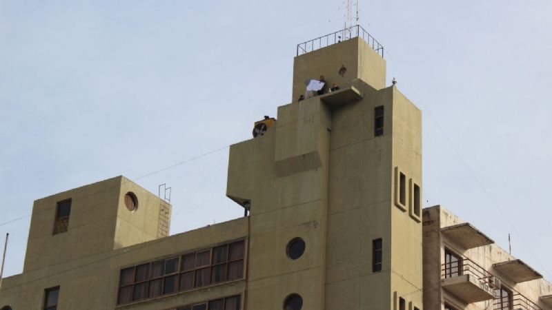 Mujeres reclaman por viviendas trepadas a un edificio
