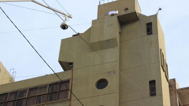 Mujeres reclaman por viviendas trepadas a un edificio
