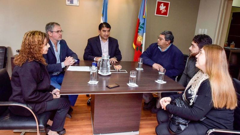 Senadores con directivos y docentes de la Escuela de Arte de Pomán