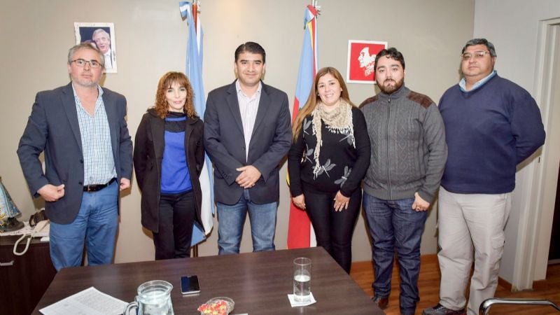 Senadores con directivos y docentes de la Escuela de Arte de Pomán