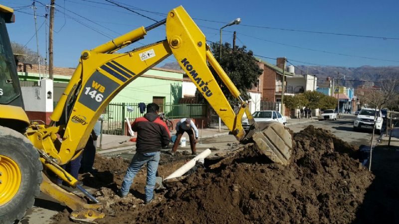 “Hay vecinos que no colaboran y tiran de todo en las cañerías de cloacas”