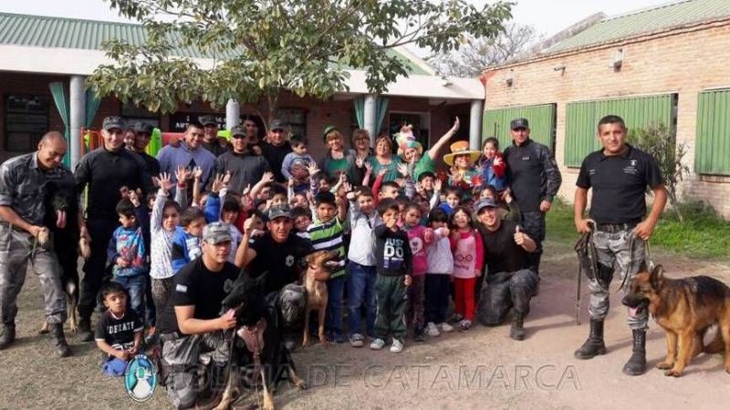 Policías agasajaron a los niños por su día