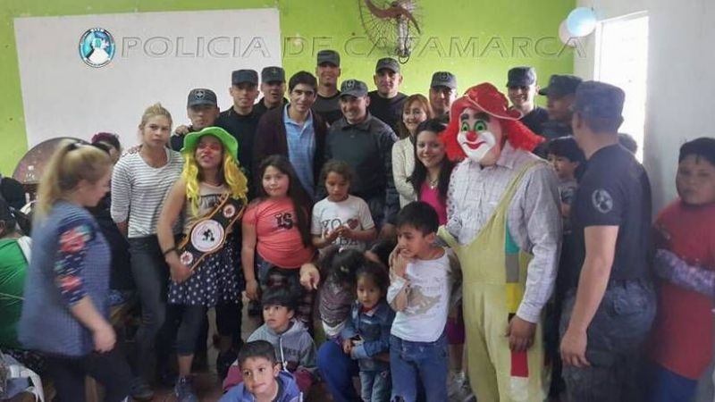 Policías agasajaron a los niños por su día