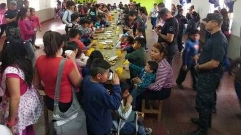 Policías agasajaron a los niños por su día