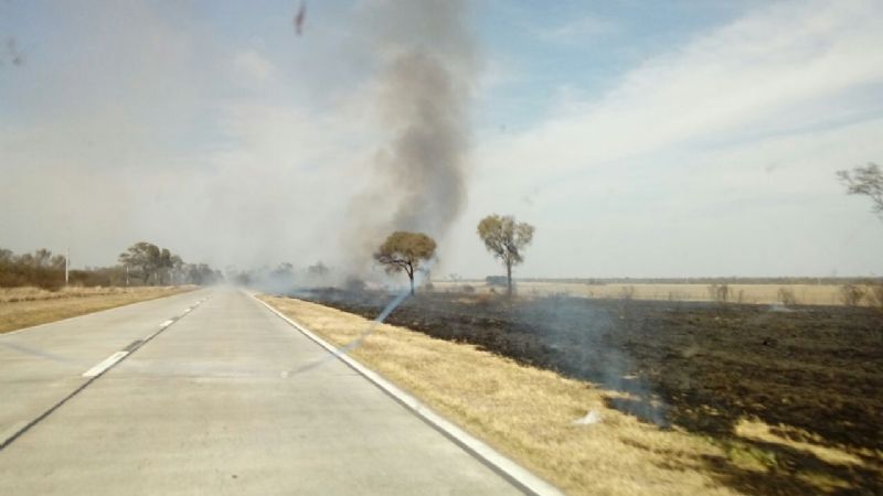 Otra vez incendio de campos en la ruta 157