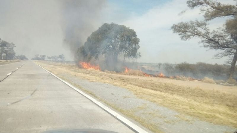Otra vez incendio de campos en la ruta 157