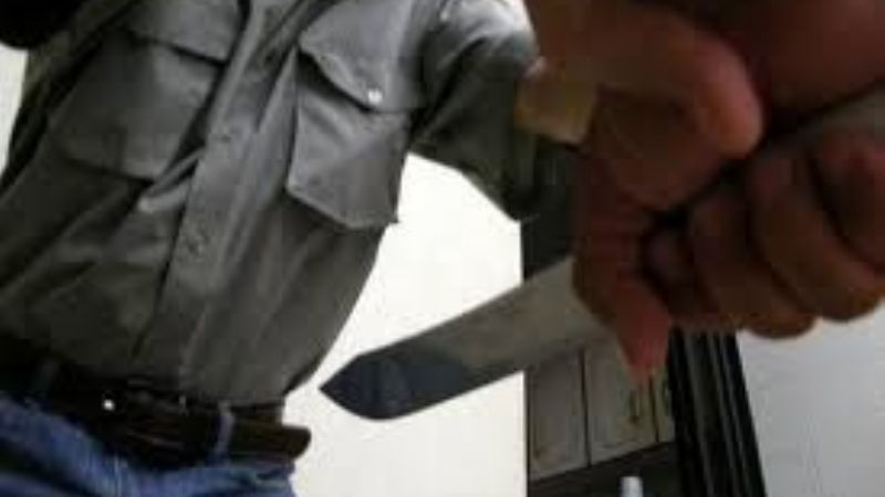 Aprehendido por apuñalar a un hombre