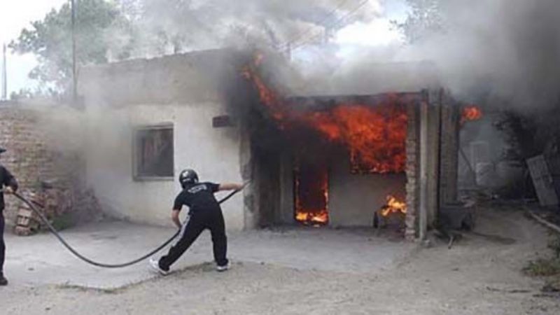 Discutió con su padre, incendió la casa y su madre pidió que lo detengan