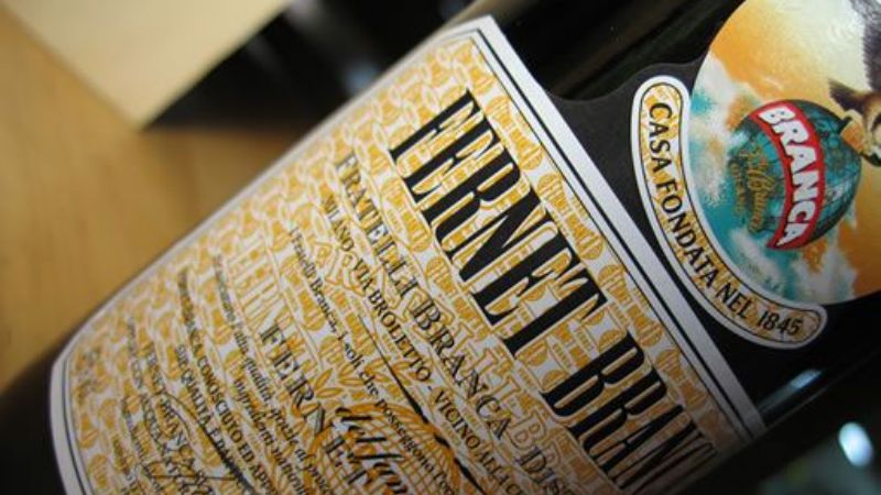 Robó un celular, una tablet y no se olvidó del fernet